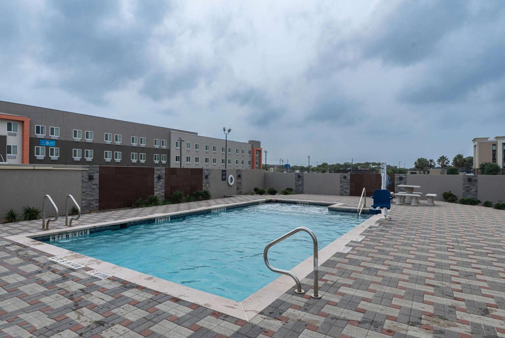 La Quinta Inn & Suites By Wyndham Corpus Christi Southeast Екстериор снимка